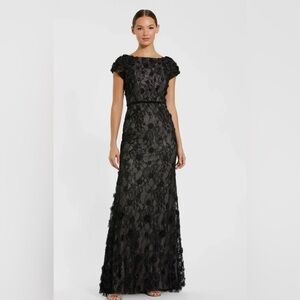 MAC DUGGAL
Black Floral Applique Boat Neck Cap Sleeve Gown size 16